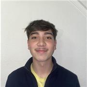 Hola me llamo Daniel , soy estudiante de derecho , tengo el B1 de cambridge , soy bueno con los niños y tengo mucha paciencia